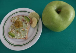 kanapka z pastą z fety i brokuła z dodtkiem ogórka kiszonego, zielone jabłuszko